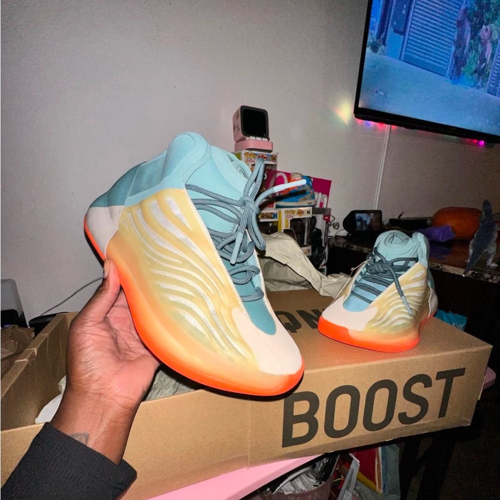 Like new wore 1 time Yeezy qntm